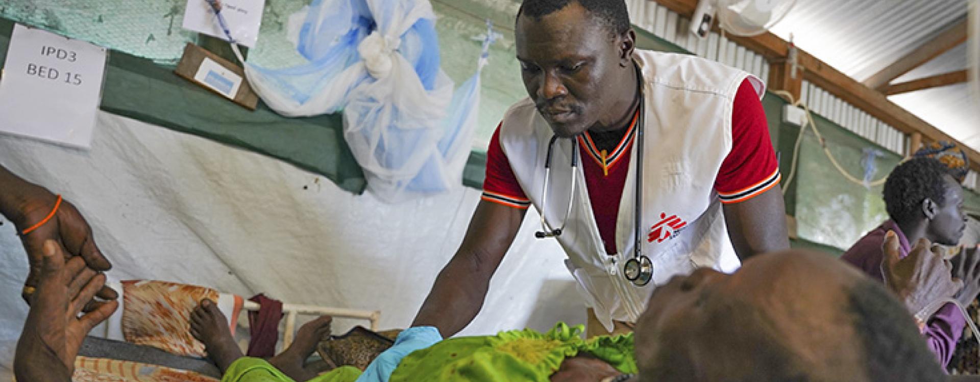 El doctor Isaac Batali examina a Nyachol*, de 54 años, en la unidad de pacientes hospitalizados (historia de Abdo)