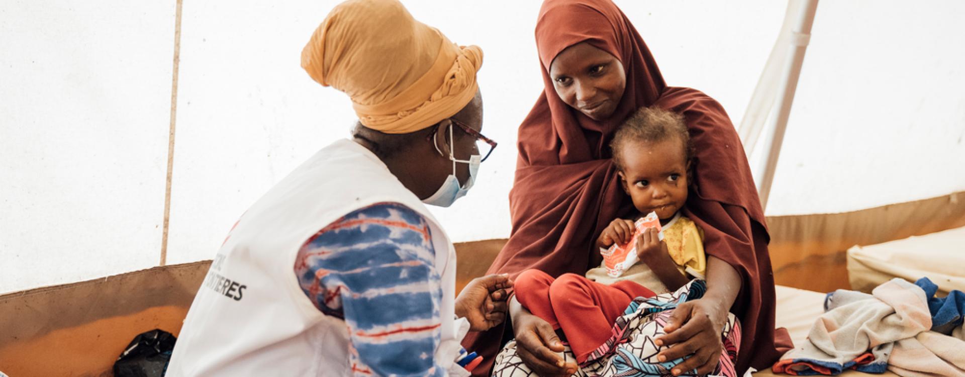 Reinabou Hassane lleva a su hija Haoliza Ibrahaim a nuestro hospital en Diffa para recibir tratamiento para la desnutrición.