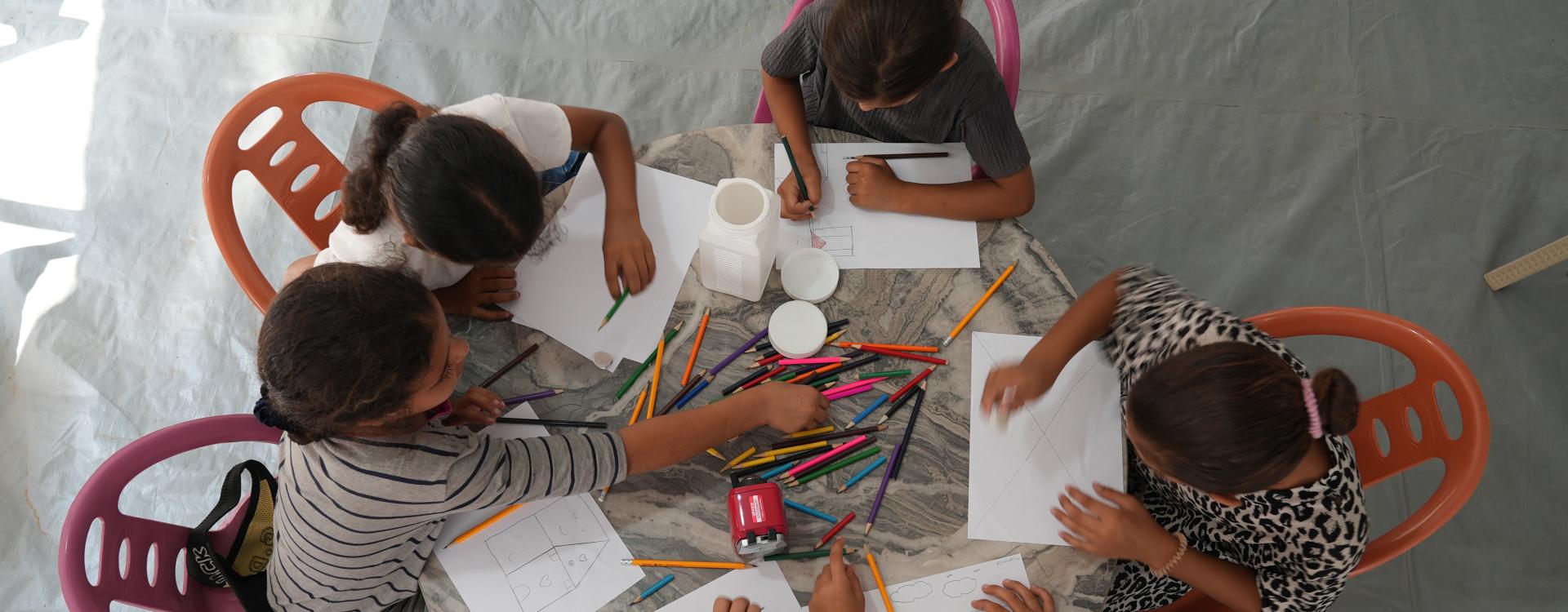 Sesión de salud mental infantil en la clínica de Zeitún, en Ciudad de Gaza.