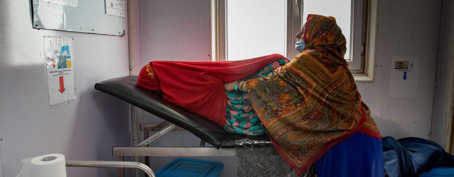 Una comadrona de MSF cuida de una mujer embarazada en el sala de la maternidad del hospital de Jost.