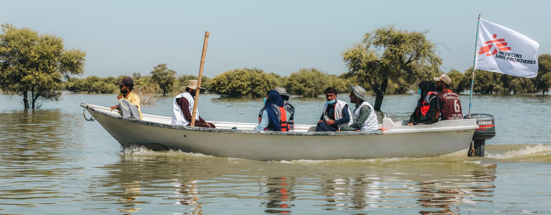 El equipo médico de MSF se desplaza en barco para llevar clínicas móviles a la ciudad de Johi, en Pakistán.