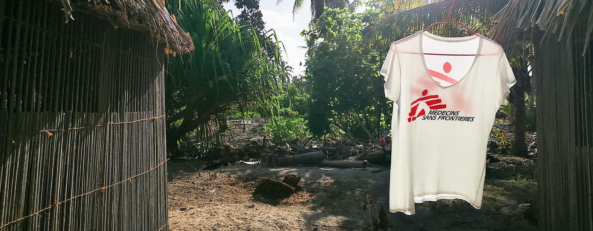 La camiseta de una trabajadora de MSF tendida a secar. Kiribati, noviembre de 2022.