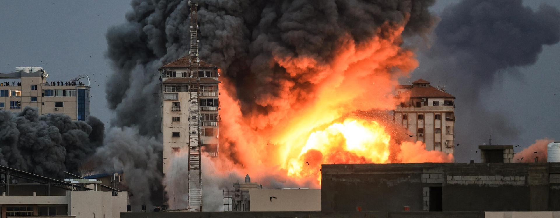 Edificio de la Torre Palestina, en Gaza, alcanzado por un ataque aéreo israelí