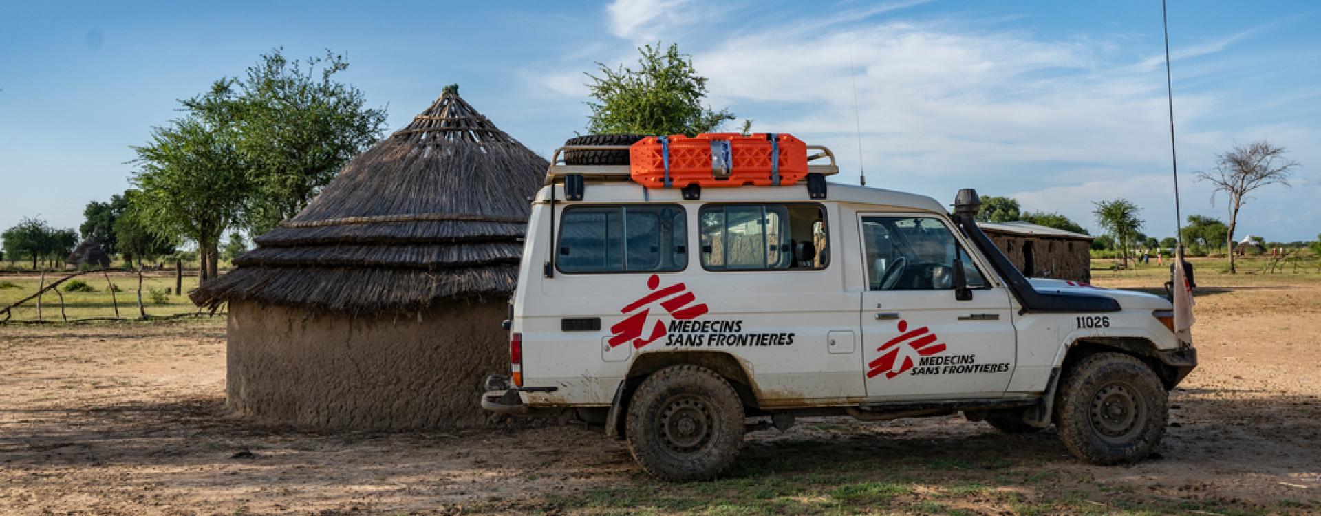 Vehículo de MSF en Mayen Abun durante unas actividades de sensibilización.