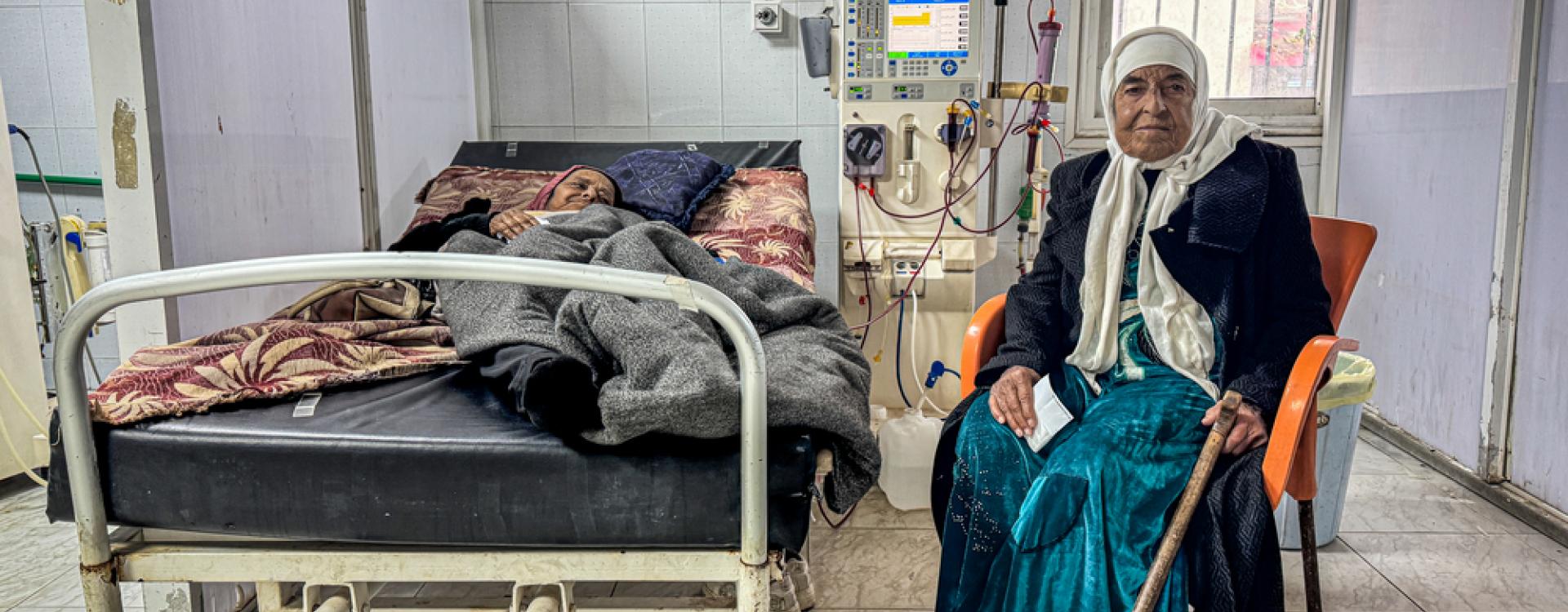 Um Jaber (derecha) y su hermana en la unidad de diálisis del hospital de Tartús.