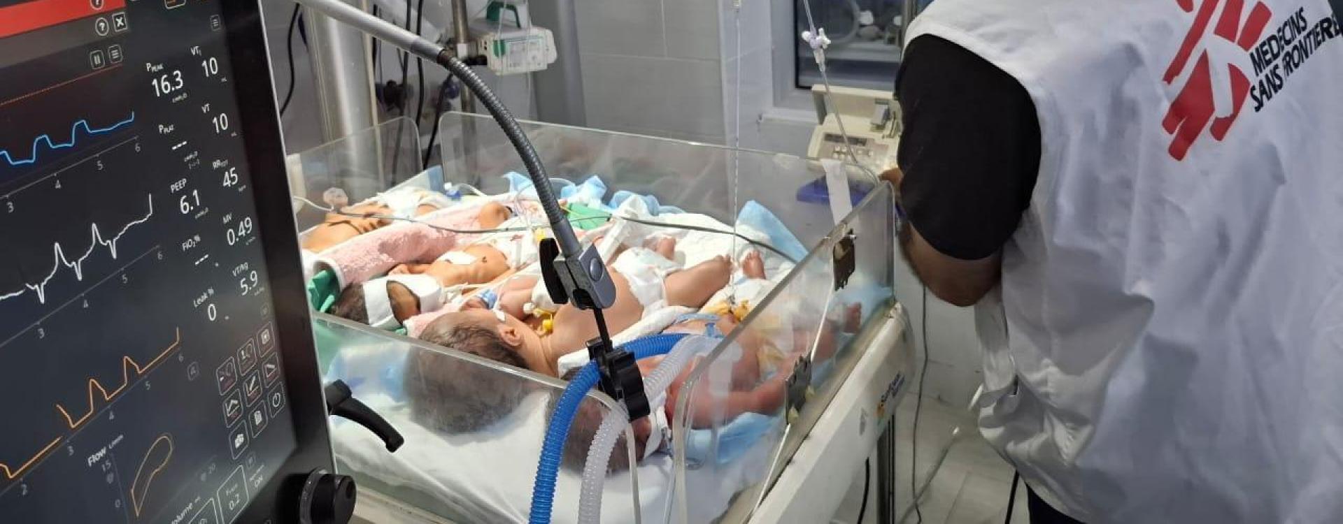 Bebés prematuros en el norte de Gaza 