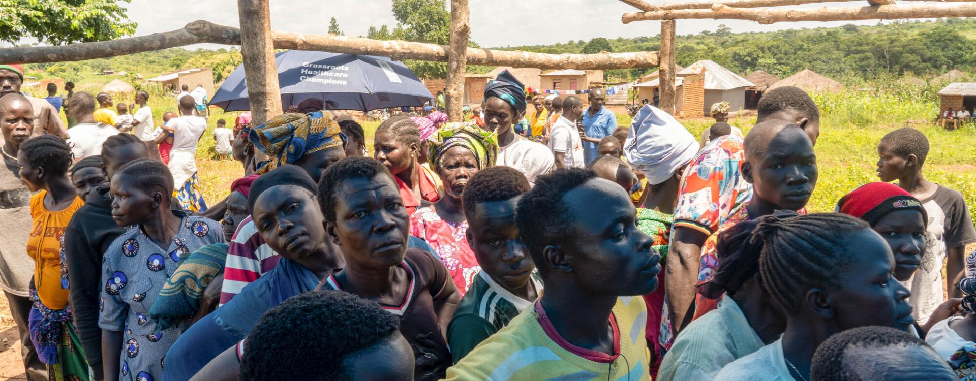 Personas refugiadas de Sudán del Sur hacen cola para registrarse en el Comité Nacional de Refugiados de RDC.
