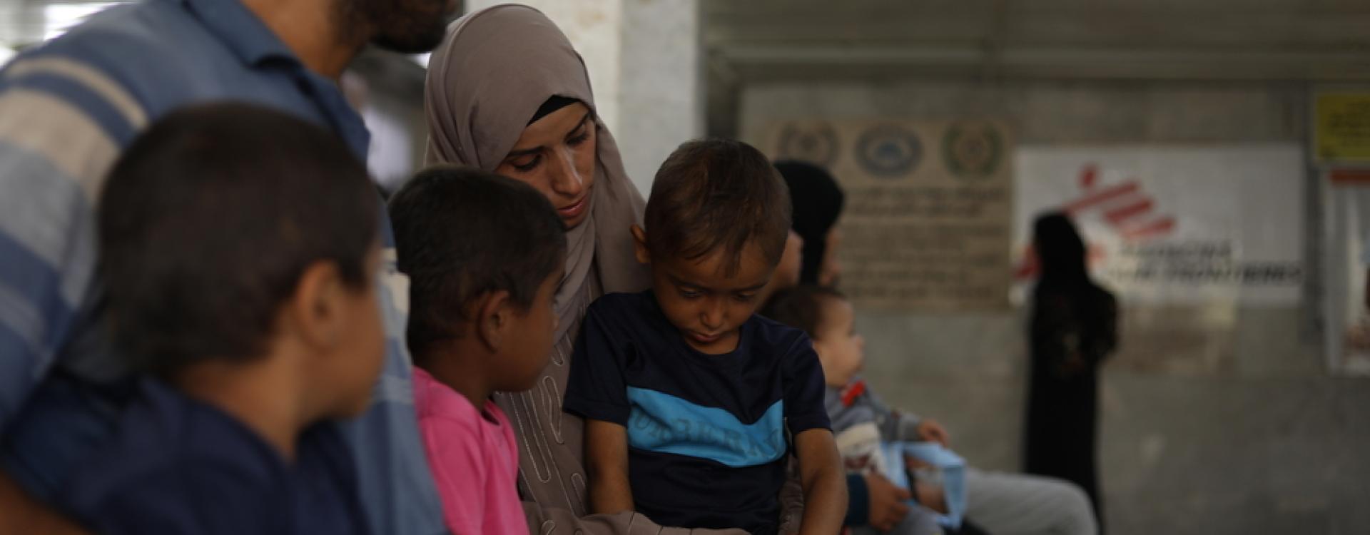 Hanan Zanoun y sus tres hijos en Nasser