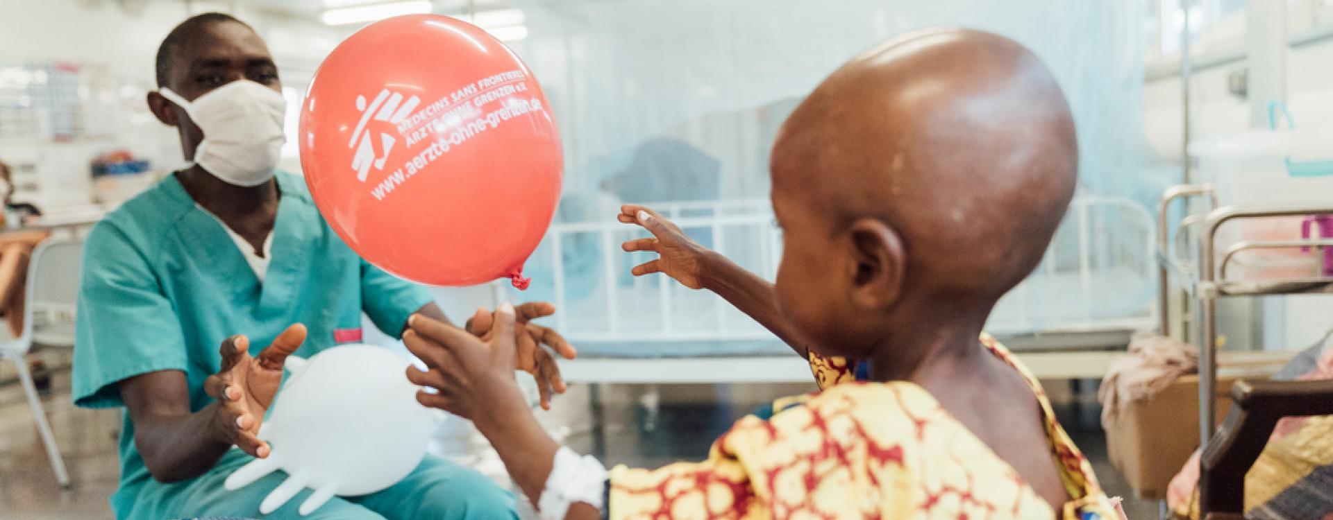 Sheku Kamara, de 2 años, recibe tratamiento contra la desnutrición, la malaria y la neumonía en el centro de alimentación terapéutica intensiva del hospital Hangha de MSF, en el distrito de Kenema (Sierra Leona).