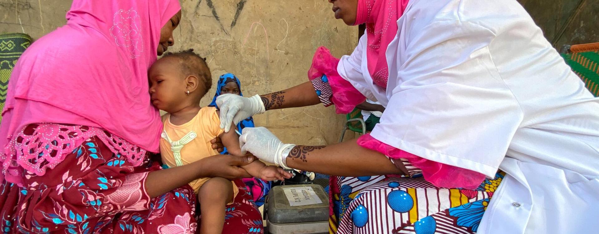 Haoua Diabrili, agente de salud, vacuna a una niña contra el sarampión en Niamey, Níger.Lamine Keita/MSF