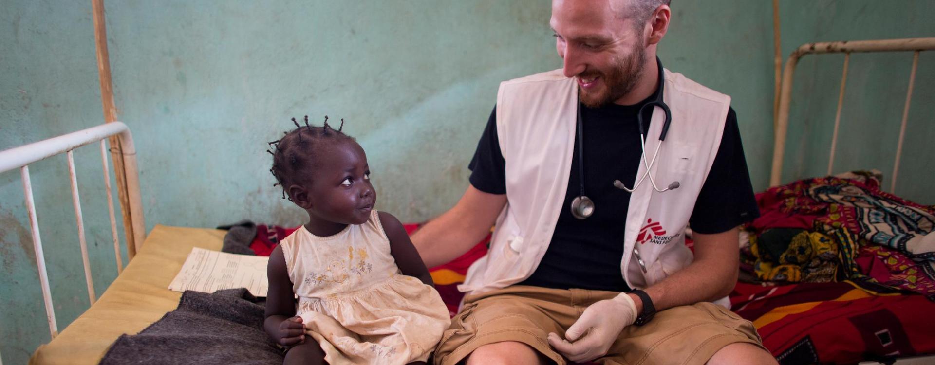 El médico de MSF Paul van der Laan con una pequeña paciente en el hospital de Bossangoa, República Centroafricana. Abril de 2014.