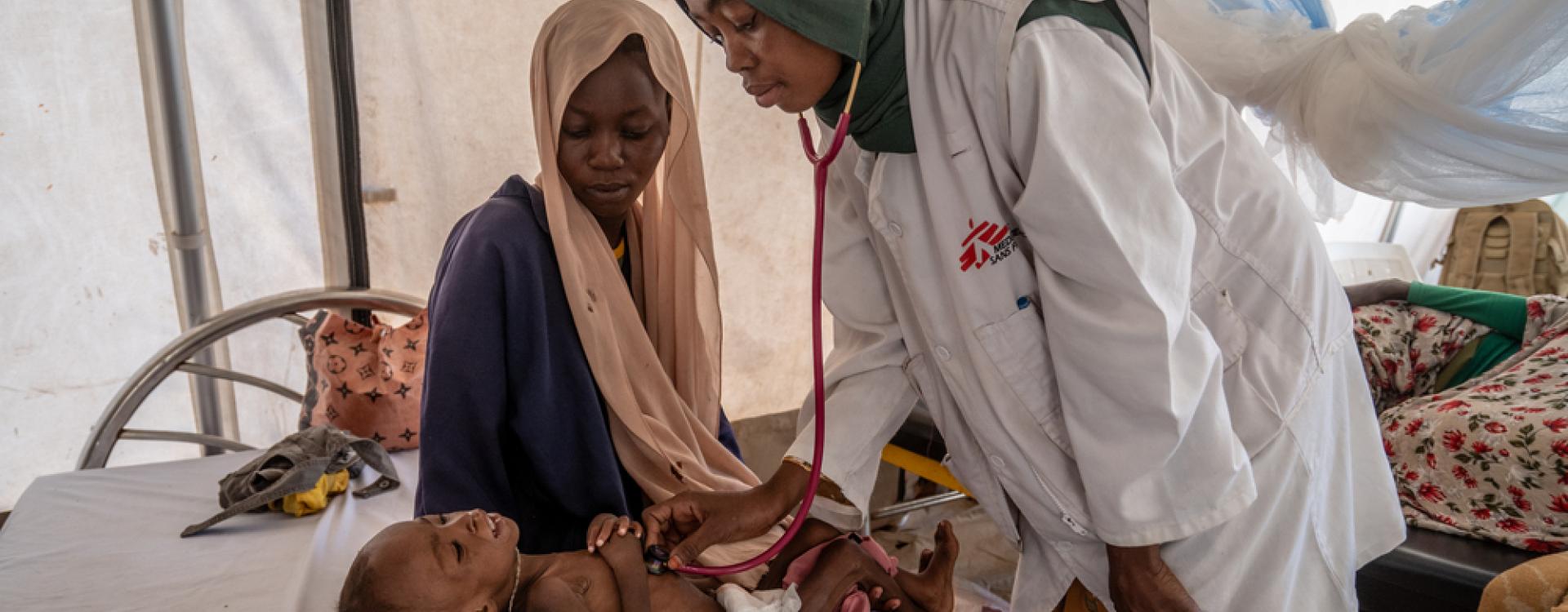 Mona, de tres años, que pesa solo 5,3 kg, se encuentra en la sala de desnutrición aguda severa en el hospital de Tawila, gestionado por MSF. Darfur del Norte, Sudán, marzo de 2026.
