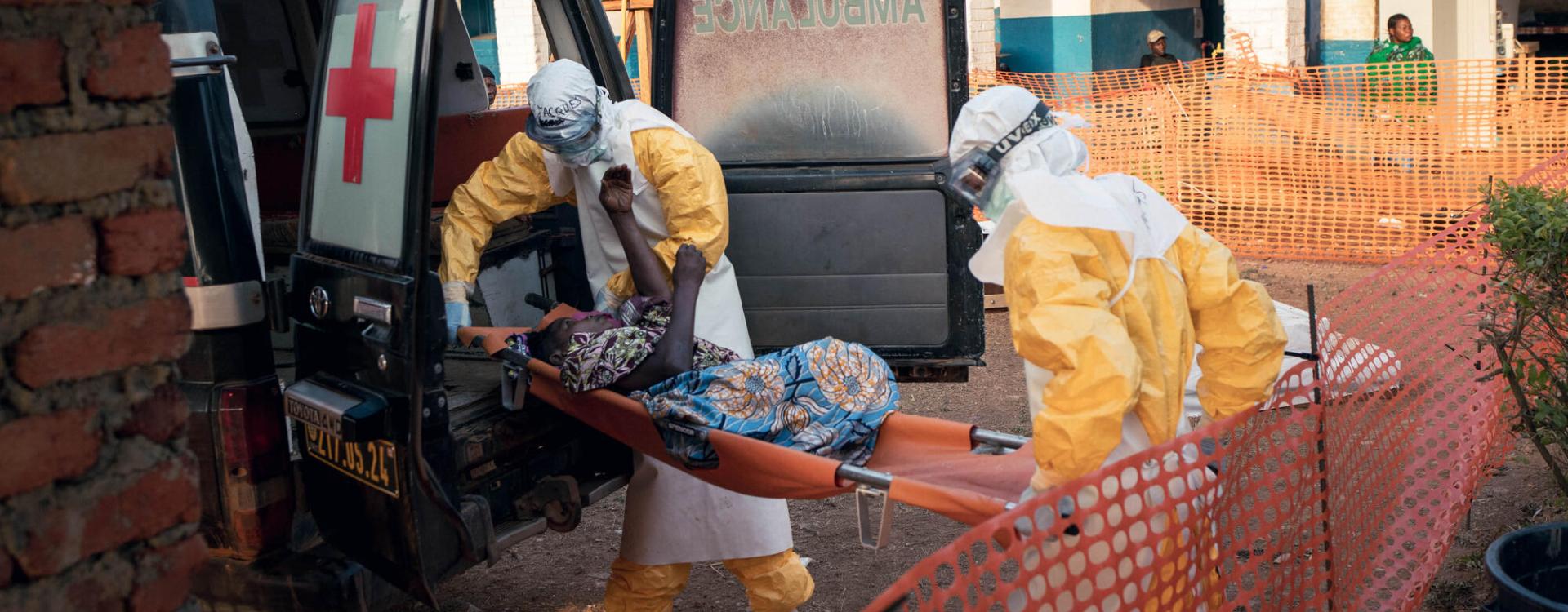 Un paciente en estado crítico es trasladado e ingresado en el centro de tratamiento del ébola gestionado por MSF en el Hospital General de Mongbwalu. Ituri, República Democrática del Congo.