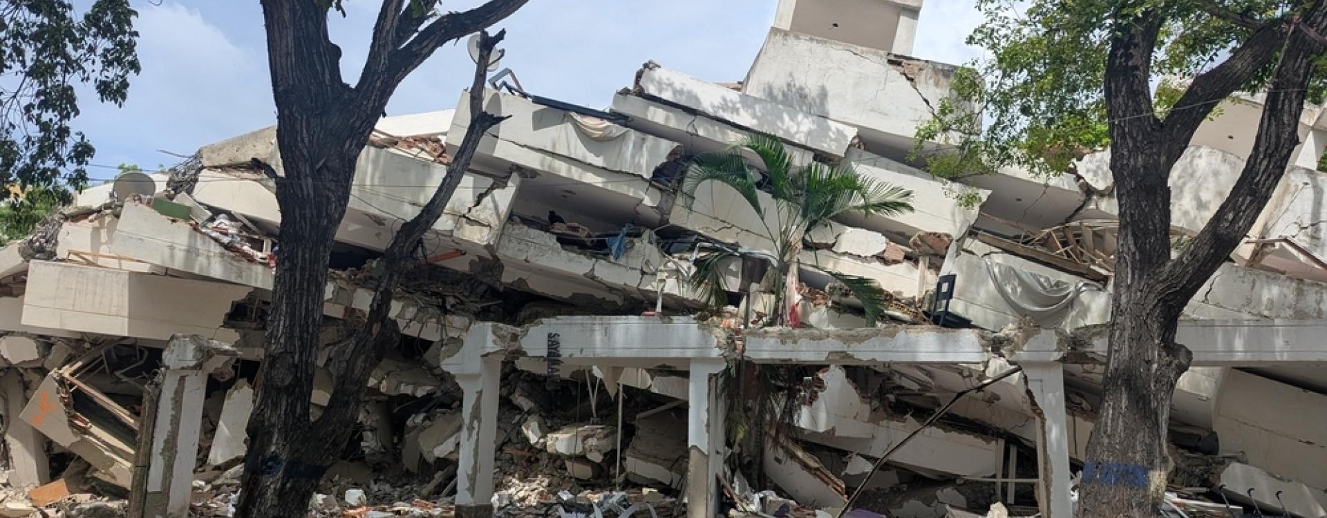 En Carballeda cientos de edificios quedaron dañados o reducidos a escombros tras los terremotos, dejando a miles de familias sin hogar.