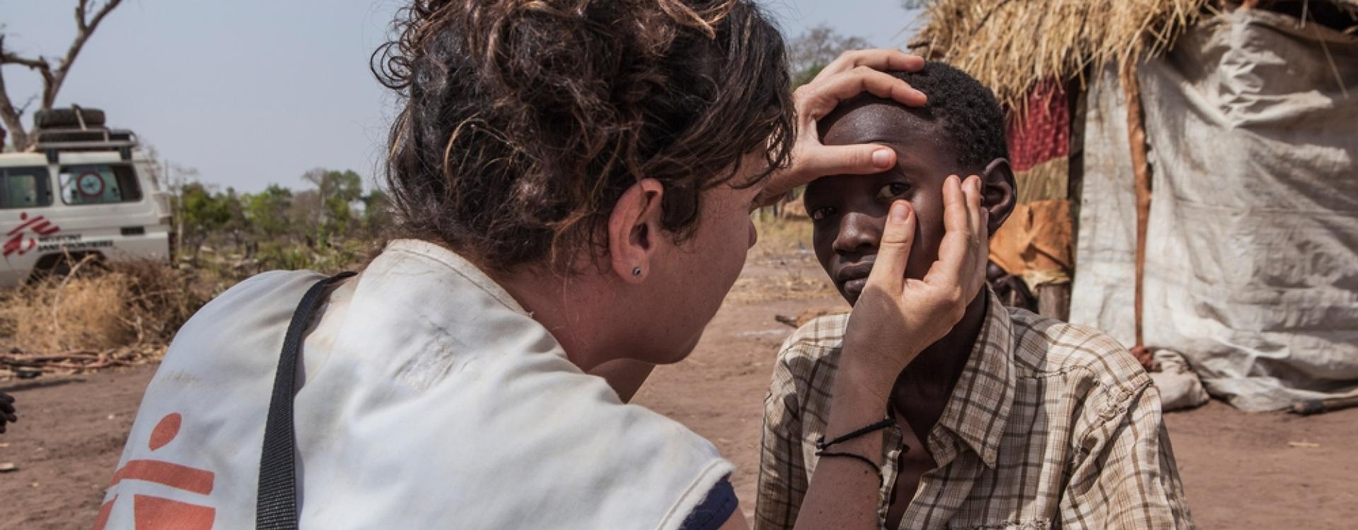 Trabajadora MSF evalúa a un niño buscando señales del síndrome de ictericia aguda provocado por un brote de hepatitis E en el campo de personas refugiadas de Yida, en Sudán del Sur.