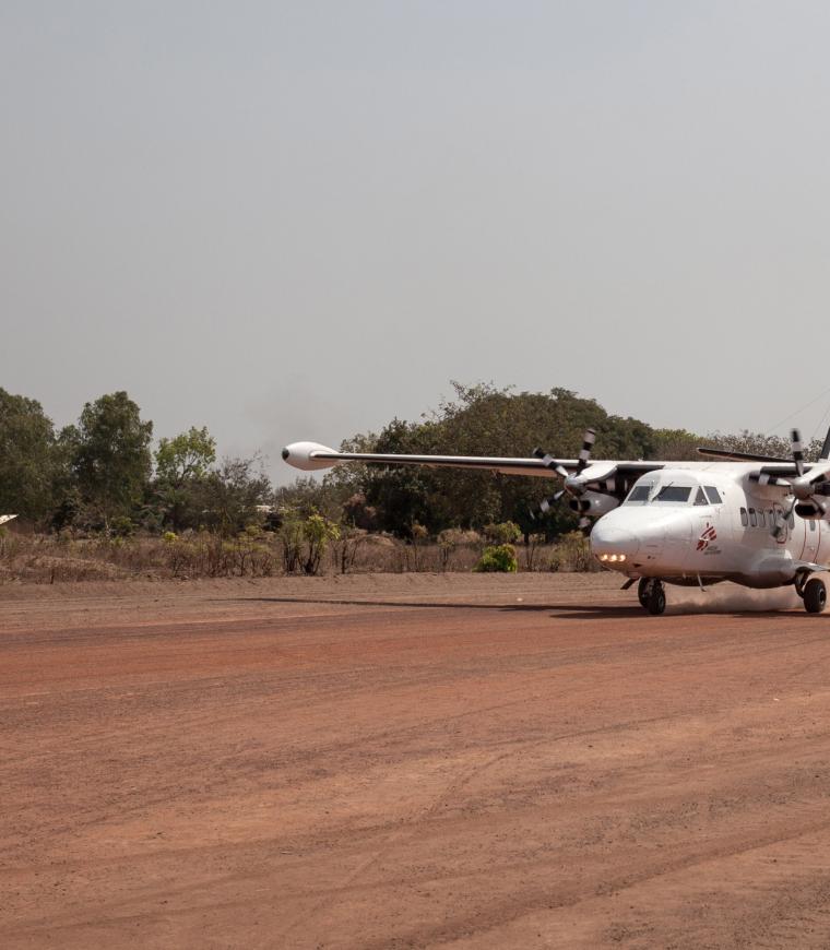 Un avión de MSF que repatría a los heridos a Bangui para ser operados despega en el aeródromo de Paoua. Paoua, región de Ouham-Pende, noroeste de la República Centroafricana, el 28 de diciembre de 2017.