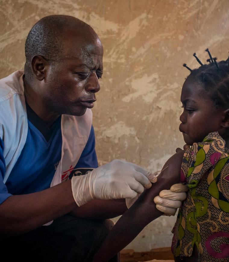 Una niña recibe la vacuna contra el sarampión durante la campaña de vacunación. Kolo, provincia de Bas-Uele, República Democrática del Congo.