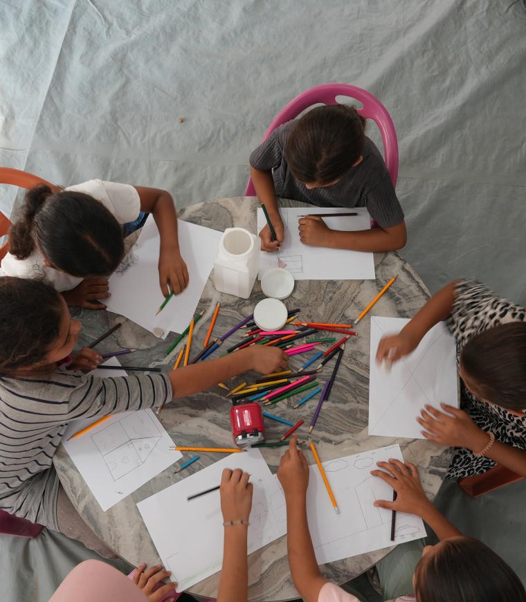 Sesión de salud mental infantil en la clínica de Zeitún, en Ciudad de Gaza.