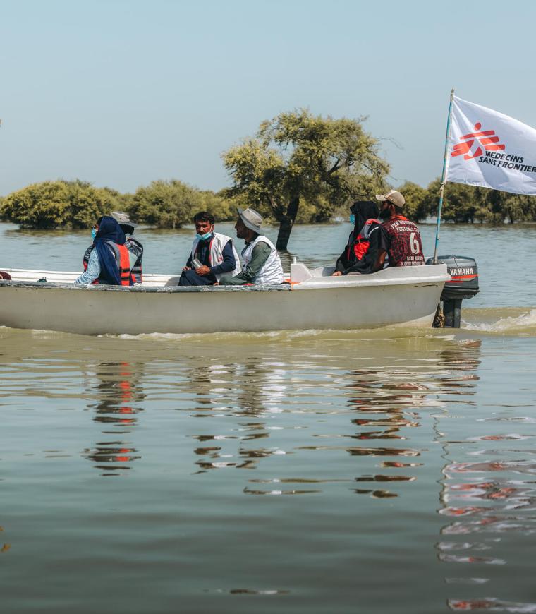 El equipo médico de MSF se desplaza en barco para llevar clínicas móviles a la ciudad de Johi, en Pakistán.