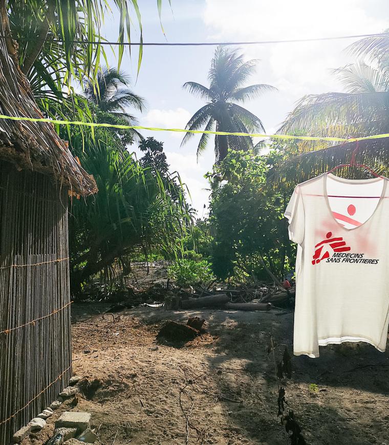 La camiseta de una trabajadora de MSF tendida a secar. Kiribati, noviembre de 2022.