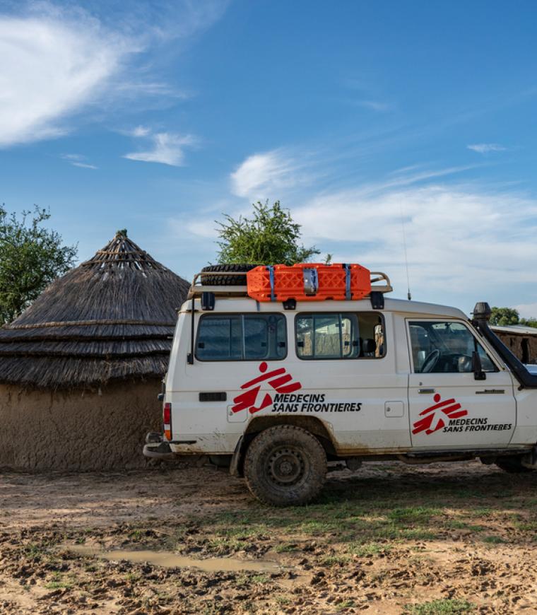 Vehículo de MSF en Mayen Abun durante unas actividades de sensibilización.