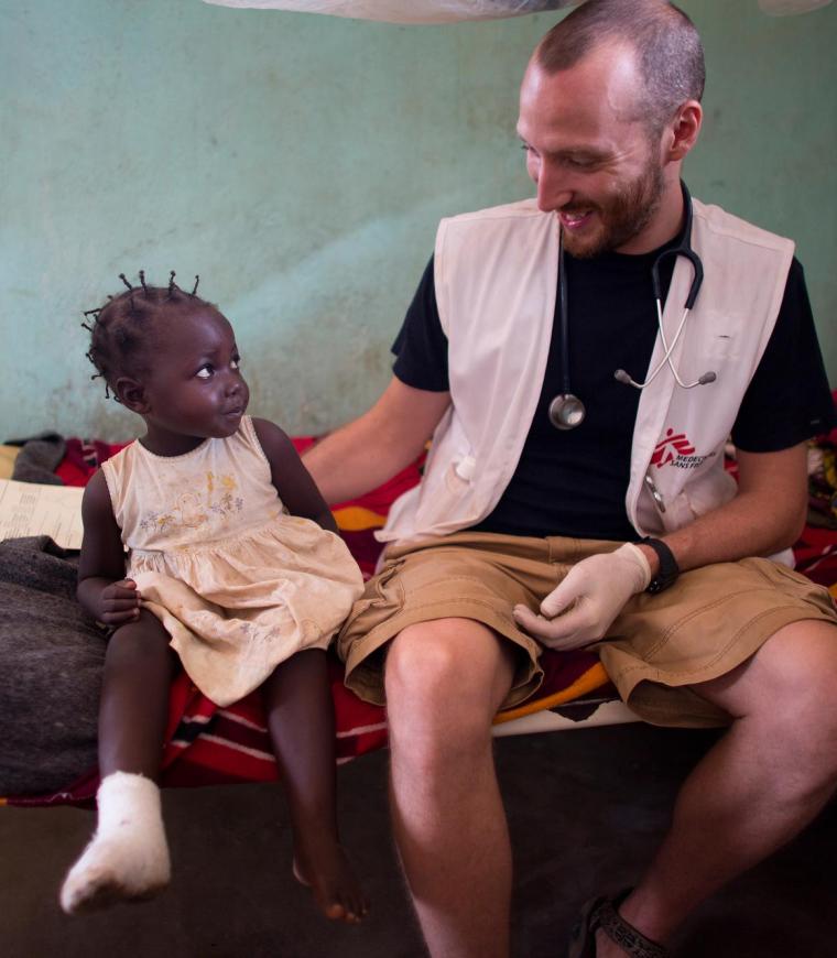El médico de MSF Paul van der Laan con una pequeña paciente en el hospital de Bossangoa, República Centroafricana. Abril de 2014.