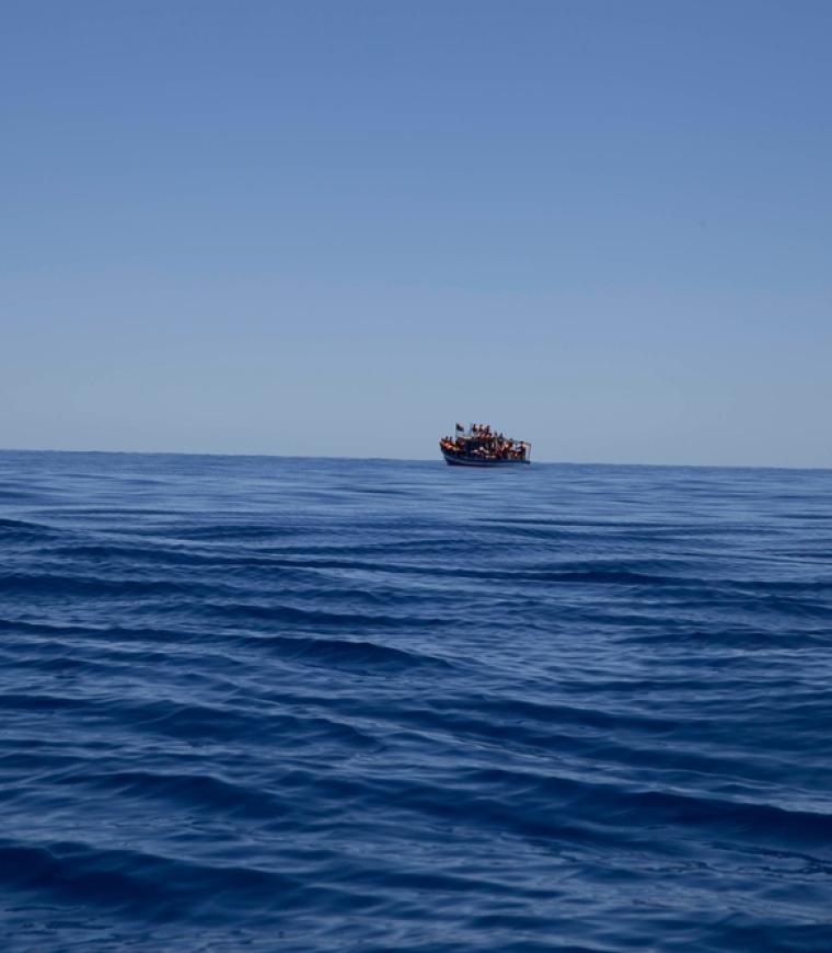 El Dignity de MSF rescató 181 personas de un barco de madera frente a las costas libias en mayo de 2016