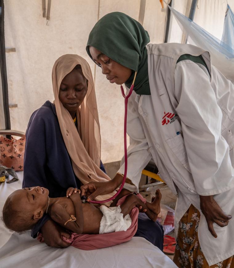 Mona, de tres años, que pesa solo 5,3 kg, se encuentra en la sala de desnutrición aguda severa en el hospital de Tawila, gestionado por MSF. Darfur del Norte, Sudán, marzo de 2026.