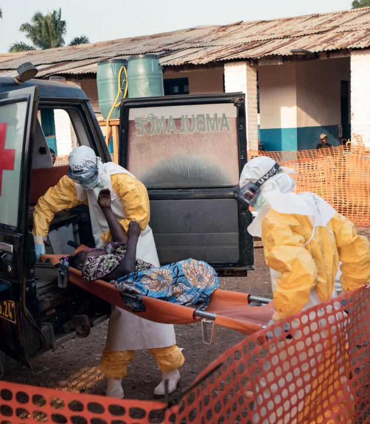 Un paciente en estado crítico es trasladado e ingresado en el centro de tratamiento del ébola gestionado por MSF en el Hospital General de Mongbwalu. Ituri, República Democrática del Congo.