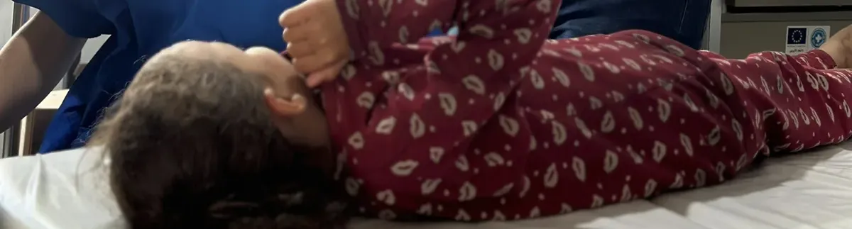 Rúa, de 6 años, herida por una bala que le rozó la cabeza, en la cínica de Médicos Sin Fronteras en Al Mawasi, junto a Paulo Milanesio, coordinador de MSF en Gaza. 