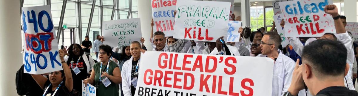 Activistas marchan hacia la caseta de Gilead en la Conferencia Internacional de Sida