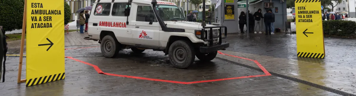 Ambulancia de MSF frente al Hospital Universitario Virgen Macarena en Sevilla. 