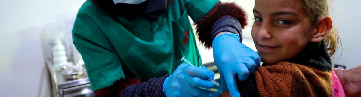 Una enfermera de MSF pone las vacunas de rutina a una niña. Wadi Khaled, Líbano, 2022.