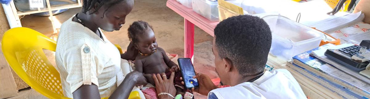 Nyamuol ha traído a su hija Nyacoth al centro de salud de MSF en el campo de personas refugiadas de Kule para que la traten.