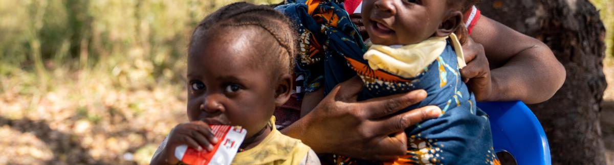 Domingas Luciana y sus dos hijas, Florença Lucinda (izquierda) y Felipa Massangua (derecha), visitan a menudo la clínica móvil de MSF en la comunidad de Camassissa, en la provincia de Huila, Angola.