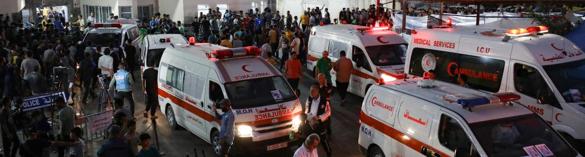 Las ambulancias que transportan a las víctimas de los ataques israelíes se agolpan a la entrada de la sala de urgencias del hospital Al-Shifa de la ciudad de Gaza el 15 de octubre de 2023.