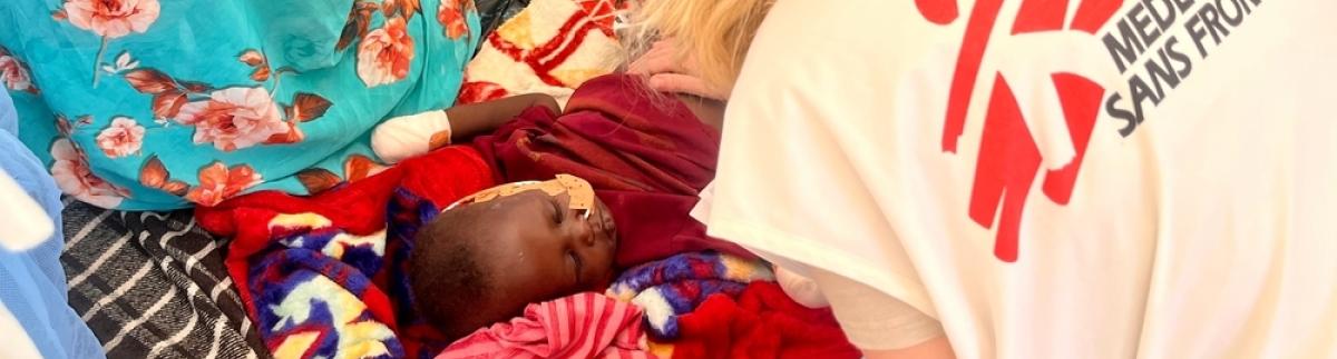 Los niños desnutridos en estado crítico están ingresados en el centro de alimentación terapéutica para pacientes hospitalizados situado en el hospital de Adré.