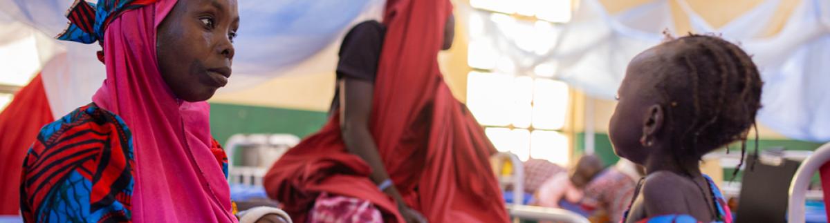 Aisha trajo a su hija enferma de malaria desde Bukkuyum, a 60 km del hospital pediátrico de MSF en Gummi. 