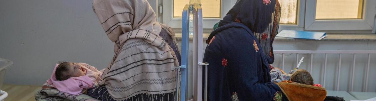 Dos madres con sus hijos en el ala de maternidad del hospital de Mazar i Sharif, Afganistán.