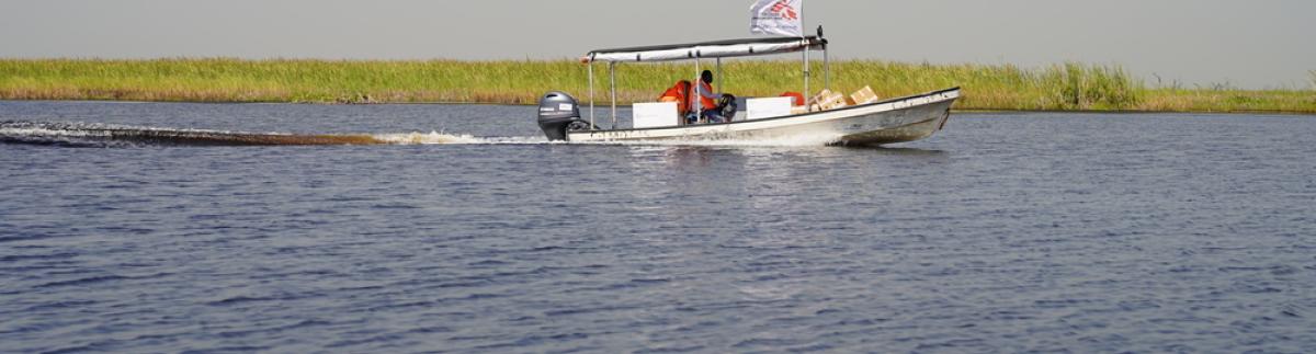 Barco de MSF en camino al hospital de Old Fangak.