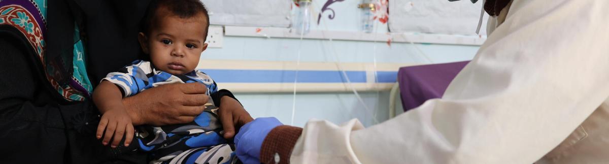 Ahmed, de 6 meses, es examinado por un médico en el hospital materno-infantil de MSF en Al-Qanawis.