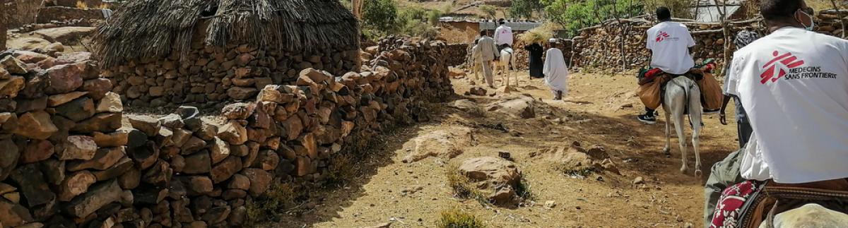 El equipo de MSF se desplaza en burro a comunidades remotas para prestar atención sanitaria.