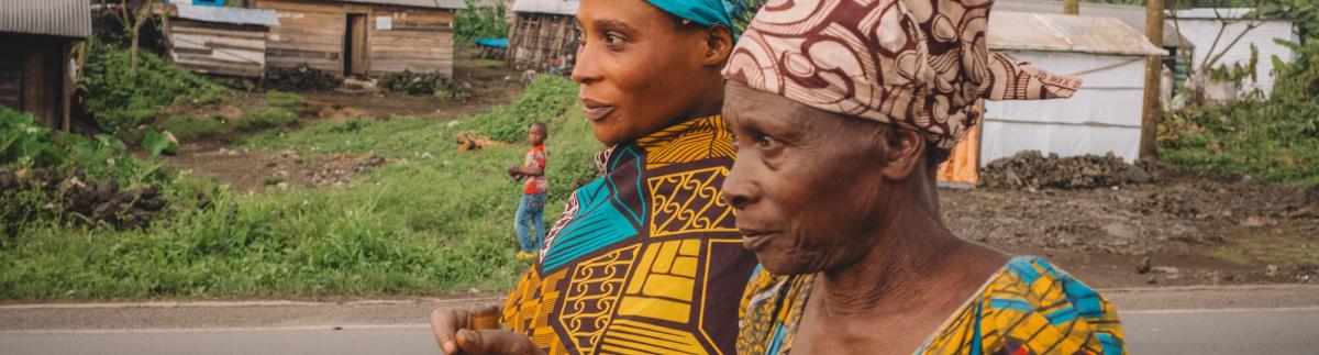 Jeanne y Aimée caminan por una calle de Kibati. Kivu del Norte, RDC.