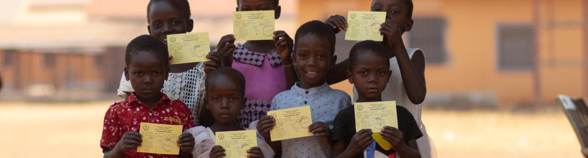 Niñas y niños con su cartilla de vacunación de fiebre amarilla. Sudán del Sur