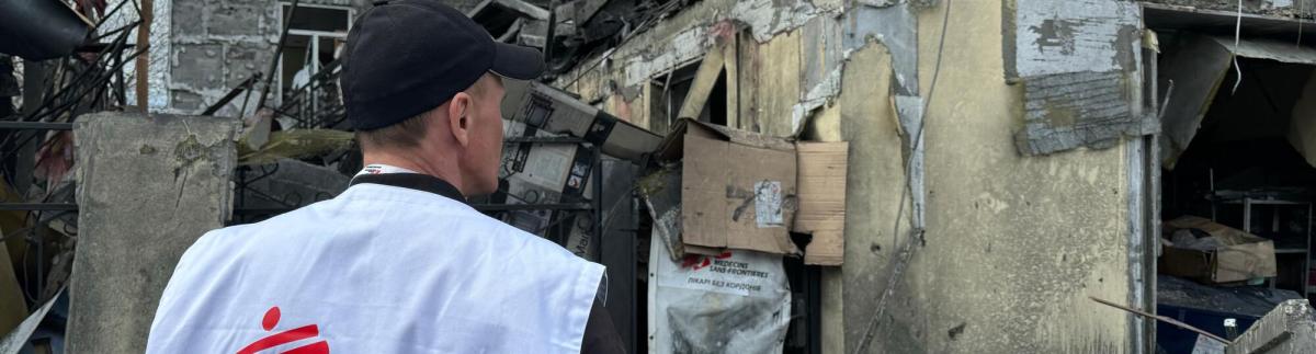 El asesor de seguridad Oleksandr Cherniavskyi comprueba la magnitud de la destrucción - Pokrovsk