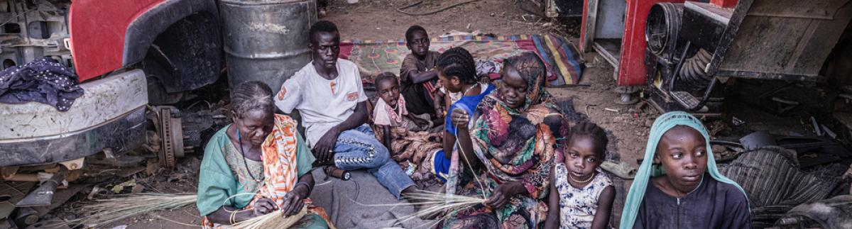 Aissa, de 50 años, con su familia refugiada en una estación de bomberos abandonada y saqueada, en Zalingei.
