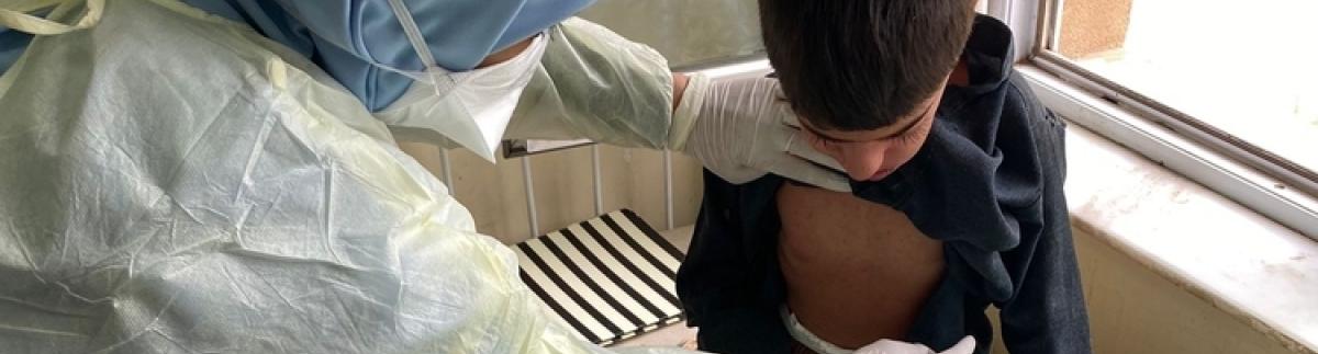 Una enfermera de MSF examina a Sebgatullah, de nueve años, diagnosticado de sarampión, en la sala de aislamiento del Hospital Regional de Herat.