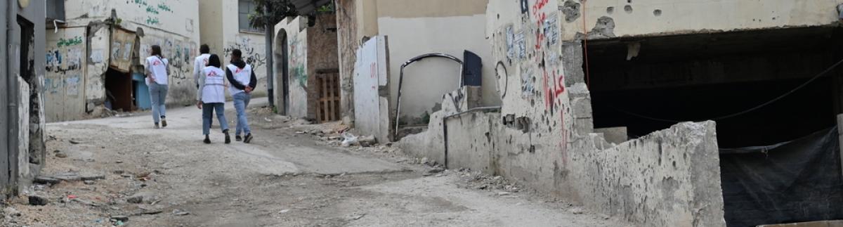 Equipo de MSF caminando por las calles del campo de refugiados de Yenín, al norte de Cisjordania. 