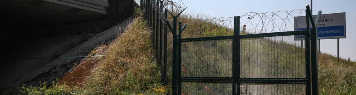 Vallas con alambre de espino en Calais, Francia. 