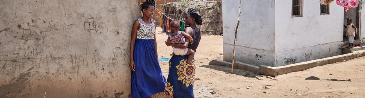 Rebecca (derecha) y otra chica, ambas trabajadoras sexuales en Zalewa, conversan frente a las habitaciones donde viven y trabajan. Malaui.